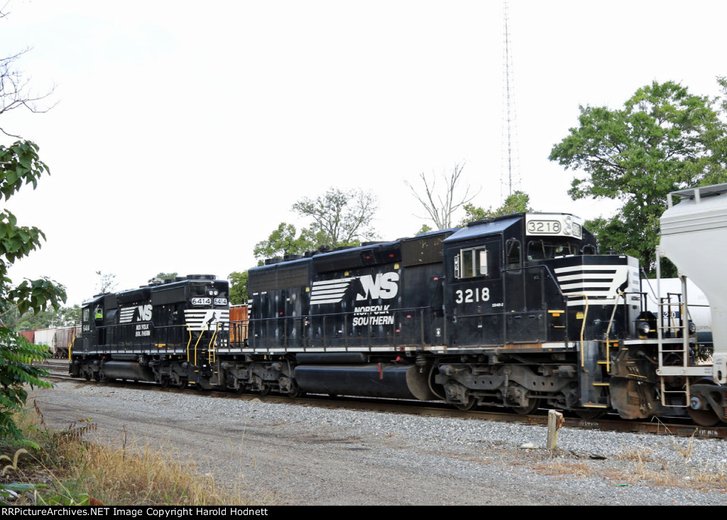 NS 6414 & 3218 lead train P15 into the yard